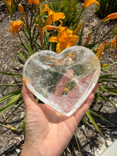 Load image into Gallery viewer, Natural Clear Quartz Heart Dish,Crystal Tray,Decorative Altar Dish,B158