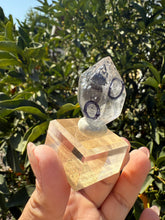 Load image into Gallery viewer, Raw Double-Terminated Enhydro Quartz Diamond Quartz with 2 Moving Bubble,A123
